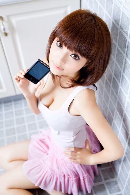 Và hot girl cùng smartphone dường như là một sự kết hợp vô cùng hoàn hảo.