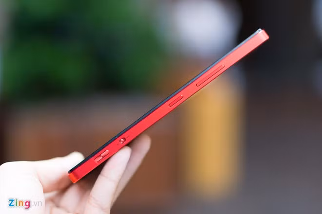 Là một chiếc smartphone chuyên chụp ảnh, Vibe Shot được trang bị nút chụp ảnh riêng biệt và chốt gạt chuyển chế độ Auto (tự động) và Pro (tuỳ chỉnh thủ công các thông số).