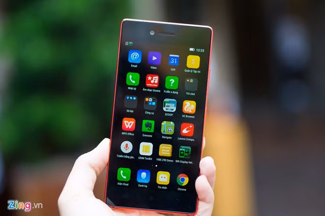 Lenovo Vibe Shot có màn hình 5 inch, độ phân giải Full HD, vi xử lý Qualcomm Snapdragon 615 tốc độ 1,7 GHz, RAM lên đến 3 GB và bộ nhớ trong 32 GB.