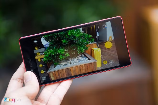 Vibe Shot cho phép người dùng tuỳ chỉnh nhiều thông số như ISO, tốc độ, khẩu độ, tiêu cự lấy nét, độ bù trừ sáng... tương tự một chiếc máy ảnh kỹ thuật số. Máy có camera chính 16 MP, chống rung quang học và trợ nét bằng tia hồng ngoại. Vibe Shot có tốc độ bắt nét nhanh, màu sắc ảnh cân đối và rực.