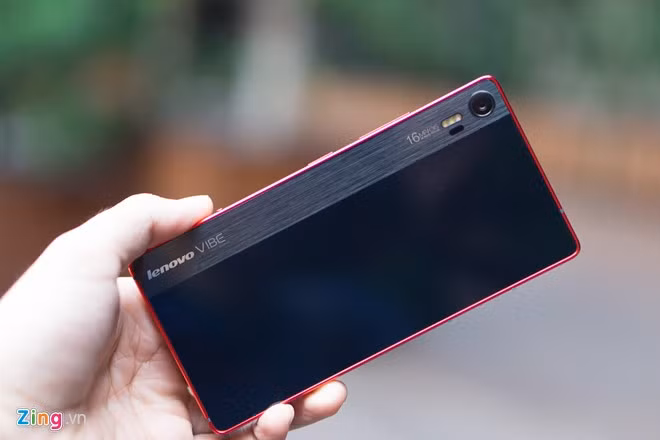 Mặt sau của Vibe Shot khiến người dùng liên tưởng đến những mẫu máy ảnh kỹ thuật số siêu mỏng. Bề mặt bóng bẩy nhưng người dùng dễ dàng khử vân tay.