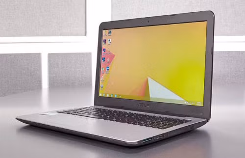  4. Asus X555LA giá 429,99 USD. Mẫu laptop này có pin hoạt động liên tục trong vòng gần 6 tiếng mỗi lần sạc, màn hình 15-inch mượt và âm thanh tốt. Đồng thời thiết kế bên ngoài của máy nhìn khá vững chắc.