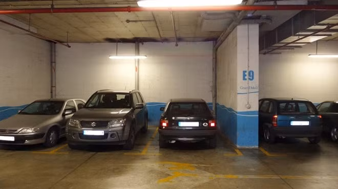  6. Dùng điện thoại chụp lại nơi đậu xe. Một số trung tâm thương mại lớn sẽ có những bãi đậu xe lớn được đánh số theo từng ô trên các cây cột. Để việc tìm xe trở nên dễ dàng, ngay khi xuống xe bạn nên sử dụng điện thoại chụp lại vị trí đậu xe và tên ô trên cột.