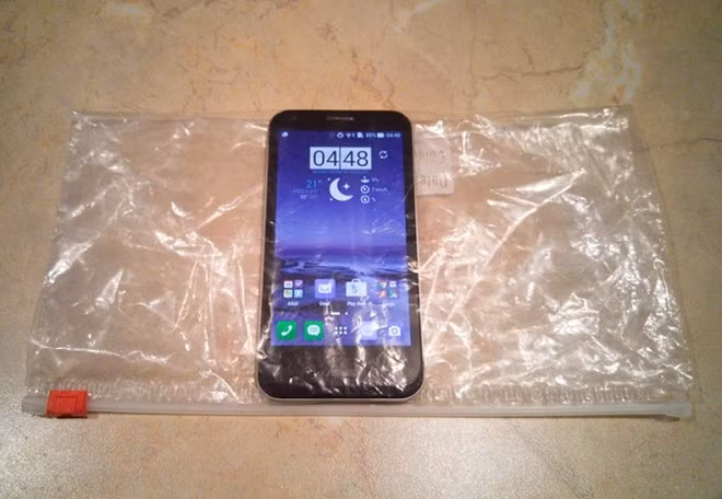  5. Dùng túi chân không khi cần mang điện thoại xuống nước. Nếu xuống nước và muốn mang điện thoại theo, những chiếc túi chân không như thế này sẽ là cứu tinh. Tuy nhiên, bạn cũng phải cẩn thận khi sử dụng bởi nếu để hở thì nước và cát bụi có thể tràn vào túi làm hư hại cho thiết bị.