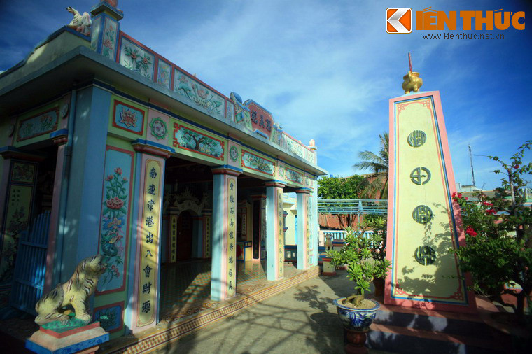 Khu vực sân, sau trước của Âm linh tự có tháp thờ lính Hoàng Sa. Tháp có 4 mặt, giữa có 4 chữ Hán: Chiến sỹ trận vong. Đây là tháp thờ để tưởng nhớ những người lính của hải đội Hoàng Sa hy sinh trên biển.