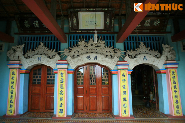 Theo các thư tịch còn lưu lại, Âm linh tự ở xã An Vĩnh thuộc huyện đảo Lý Sơn được xây dựng vào giữa thế kỷ 17. Công trình được xây dựng bằng đá san hô, vữa hồ là vôi trộn mật lẫn nước lá cây để tăng độ kết dính. Không gian thờ phụng bên trong di tích Âm Linh tự được bố cục thành 3 gian: gian giữa thờ thần, gian hai bên thờ tả ban và hữu ban.