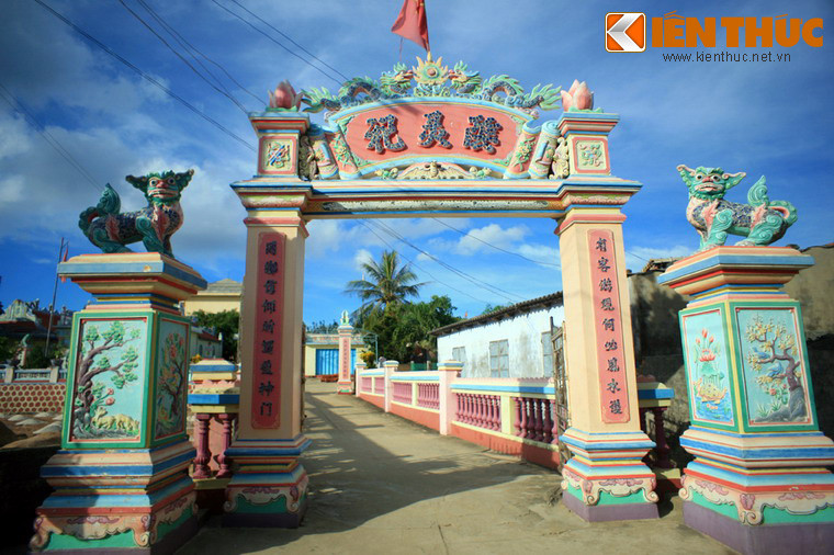  Âm linh tự và mộ lính đội Hoàng Sa là những di tích lịch sử có tầm quan trọng đặc biệt trên hòn đảo tiền tiêu Lý Sơn (tỉnh Quảng Ngãi).