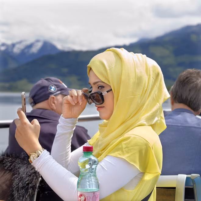 Fouzia tới từ Oman đi nghỉ cùng chồng. Trong lúc các du khách khác uống bia, họ uống chocolate nóng với kem tươi.