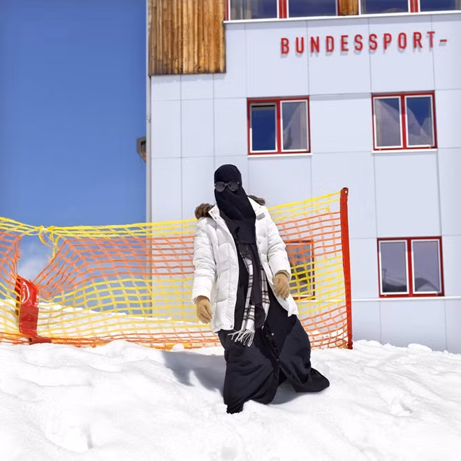 Maryan, 21 tuổi, đến từ Dubai, hào hứng: “Chúng tôi có lạc đà thay cho xe kéo”. Cô tới đây cùng anh trai và gia đình của anh.