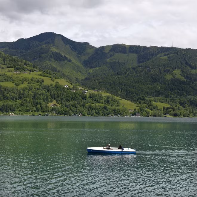 Đi thuyền trên hồ Zell am See là một hoạt động phổ biến với du khách.