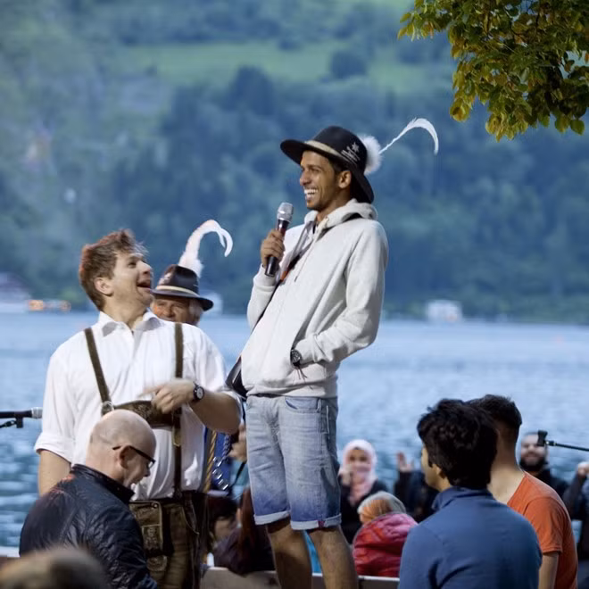 Chàng trai Turki 26 tuổi đi cùng vợ từ Ả Rập Saudi tới đây để kỷ niệm 4 năm ngày cưới. Bạn bè Turki bảo anh nên tới Zell am See, và nơi này vượt quá mong đợi của anh.