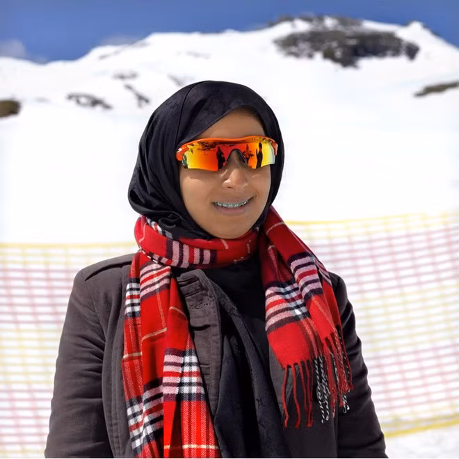 Cô gái này đeo một cặp kính màu sắc và một chiếc khăn ấm áp.