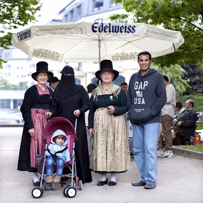 Ali và Samira tới từ Ả Rập Saudi chụp ảnh cùng người dân địa phương trong lễ hội truyền thống Zell Edelweisen. Điểm đến tiếp theo của họ là London.