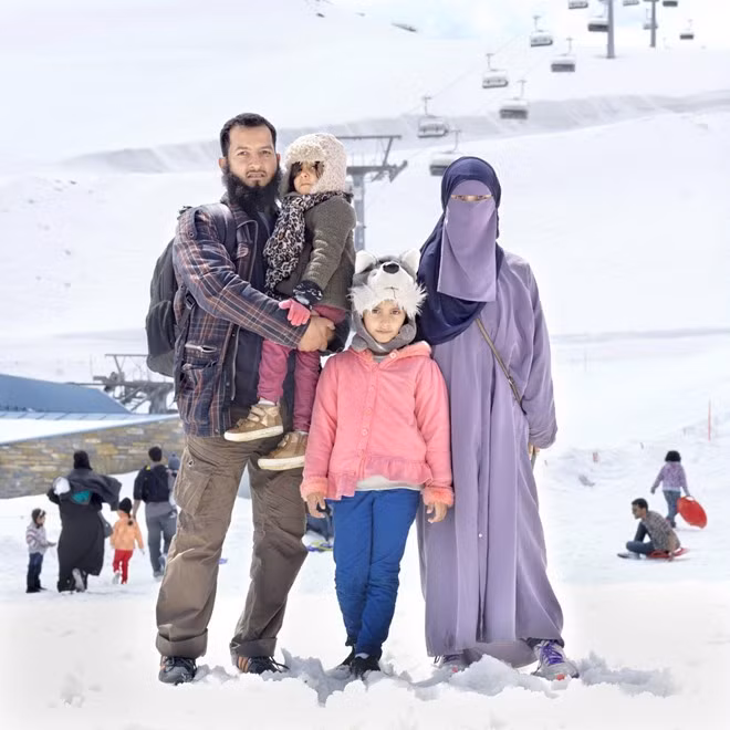 Gia đình này đến từ Ả Rập Saudi, nơi nhiệt độ hiện giờ đã lên tới 50 độ C. Họ muốn tận hưởng không khí mát mẻ hơn. Người con út không chịu được lạnh.