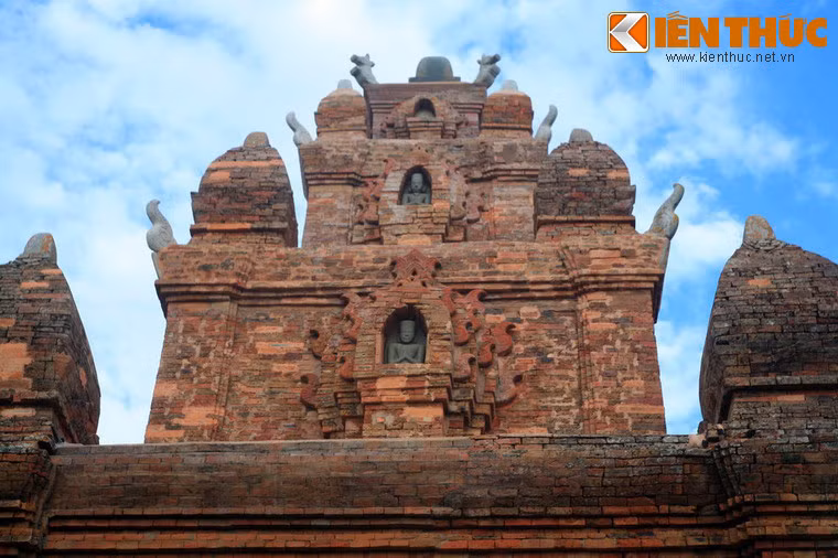 Hai tầng trên của tháp lặp lại y hệt bố cục và hình dáng của phần thân, tầng thứ ba cũng giống như hai tầng dưới, nhưng không có ụ nhọn ở các góc. Đỉnh nóc là một tảng đá lớn hình tháp cong bốn mặt được trang trí bằng những nét khắc vạch