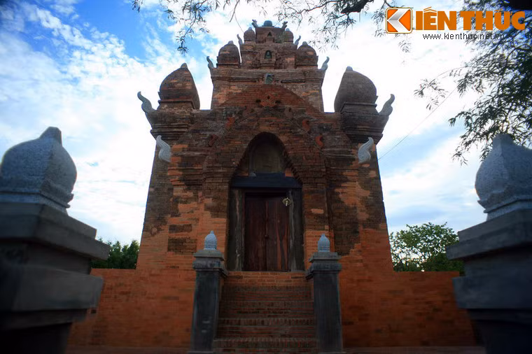 Tháp Po Rome mang phong cách kiến trúc Champa muộn, là một tháp vuông ba tầng, cao khoảng 8m, cạnh đáy rộng gần 8m. Tháp mở cửa về hướng đông bằng một cấu trúc cổng dạng tiền sảnh.