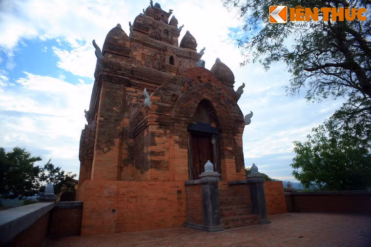 Trên mặt tường của thân tháp, trang trí kiến trúc chỉ còn lại hai cột ốp giả ở các góc tường và các cửa giả ở giữa các mặt tường. Cột ốp có ba phần, chân là một đế phẳng không có hình trang trí ốp, thân cột hình chữ nhật đứng, tại góc các đỉnh cột ốp nhô ra các phiến đá trang trí hình ngọn lửa.