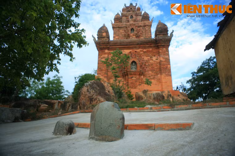 Cũng như tháp Po Klong Garai, đây không phải là ngôi tháp thờ thần như phần lớn các tháp Chăm khác mà là thờ vua Po Rome, một trong những vị vua được người Chăm hoá thần.