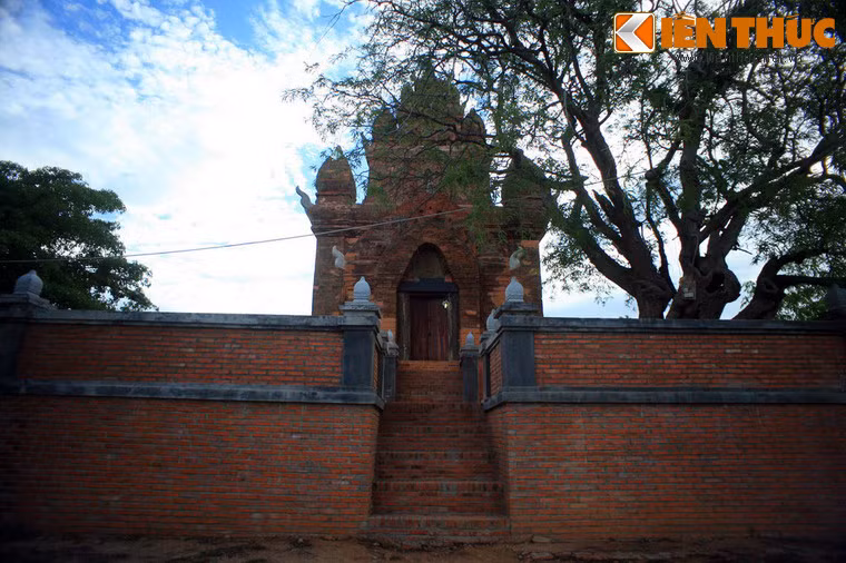 Tháp được xây dựng vào thế kỷ 17, và là một trong những tháp được xây dựng muộn nhất của vương quốc Champa.