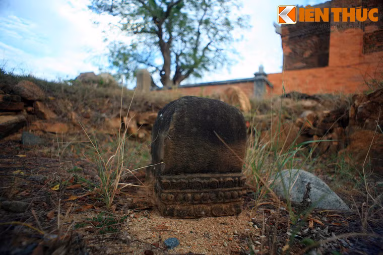 Ngày nay, quanh tháp vẫn tồn tại còn nhiều dấu tích kiến trúc khác và cùng các hiện vật điêu khắc cổ xưa.