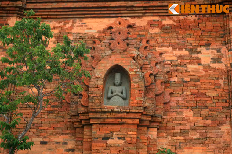 Trán cửa được khoét rỗng để đặt tượng.