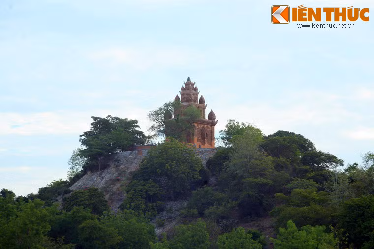 Nằm trên một quả núi nhỏ thuộc địa phận làng Hậu Sanh, xã Phước Hữu, huyện Ninh Phước, tỉnh Ninh Thuận, tháp Chăm Po Rome là một trong những ngôi tháp của vương quốc Champa cổ còn được lưu giữ trên mảnh đất Việt Nam.