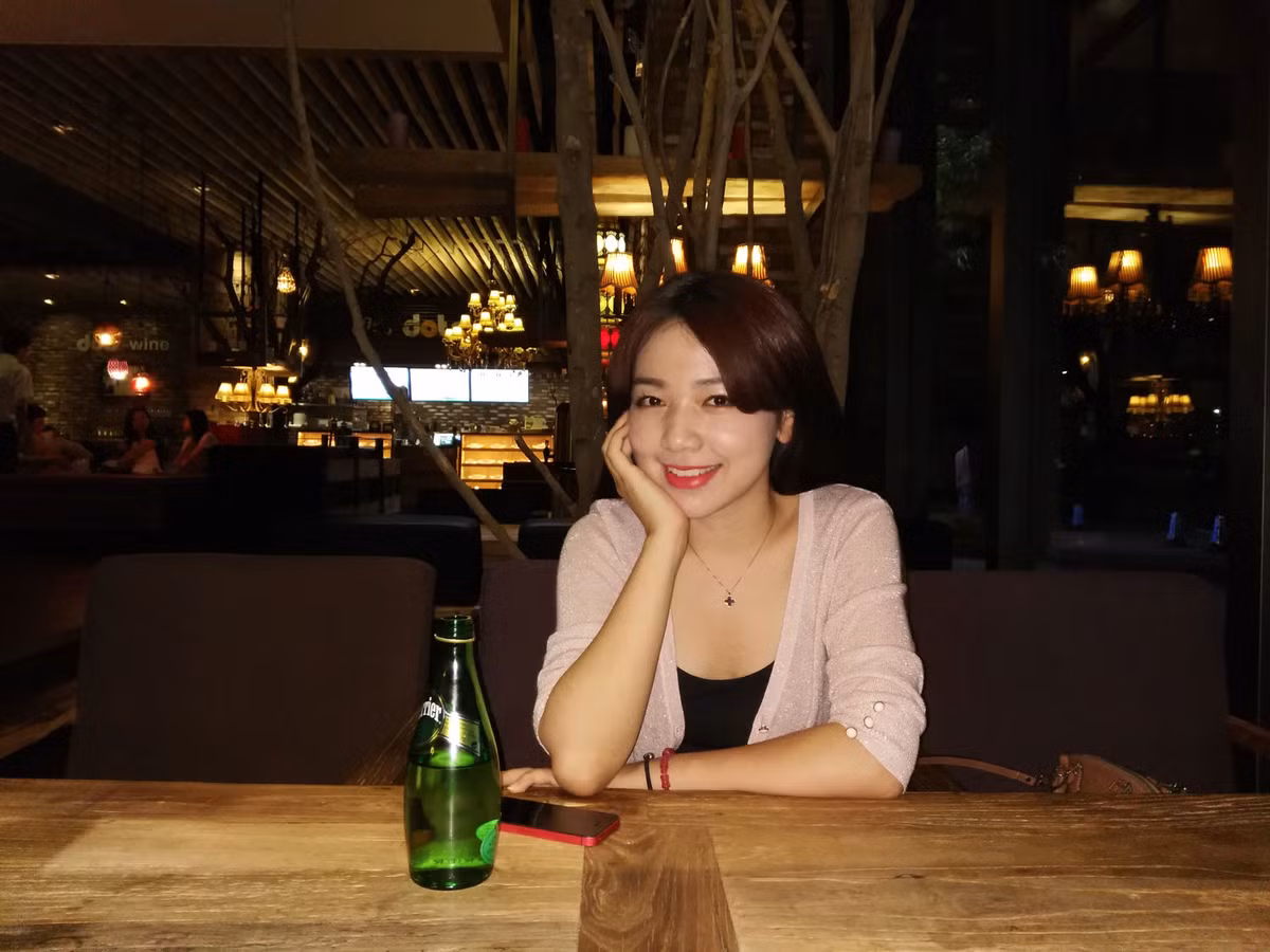 Tuy không ứng dụng thiết kế nguyên cụm camera dạng trượt khi cần selfie như trước đây, nhưng Honor 7i vẫn khá độc đáo vì toàn cụm camera của máy có thể lật ngược 180 độ về phía trước tựa như màn hình LCD của một số mẫu máy ảnh compact cao cấp trên thị trường.