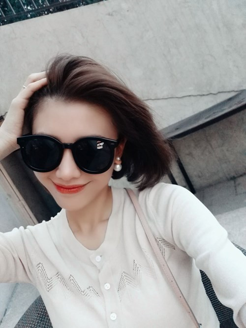 Theo Huawei, camera 13MP trên Honor 7i được hình thành từ cảm biến Sony và ống kính 28mm/f2.0 được phủ lớp kính sapphire bảo vệ bên ngoài. Đáng chú ý là cụm camera 13MP trên Honor 7i không chỉ hứa hẹn mang lại những bức ảnh chất lượng hơn mà còn có độ bền cao. Cụ thể, Huawei đảm bảo rằng thiết kế bản lề camera trên Honor 7i có độ bền lên đến 2 năm dẫu cho người dùng có lật xoay mỗi ngày đến 132 lần.