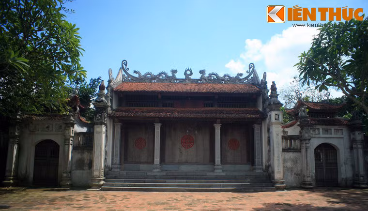 Tương truyền chùa có từ thế kỷ thứ 7, ban đầu nơi đây là một ngôi đền nhỏ thờ tứ pháp (Pháp Vân, Pháp Vũ, Pháp Lôi, Pháp Điện). Đến đời vua Lê Hy Tông (1675-1705), đền được xây dựng lại to đẹp khang trang hơn. Người dân thấy phong cảnh đẹp, đền linh thiêng nên chuyển ngôi đền ở vị trí thường bị ngập lụt và rước tượng Phật về phối thờ.