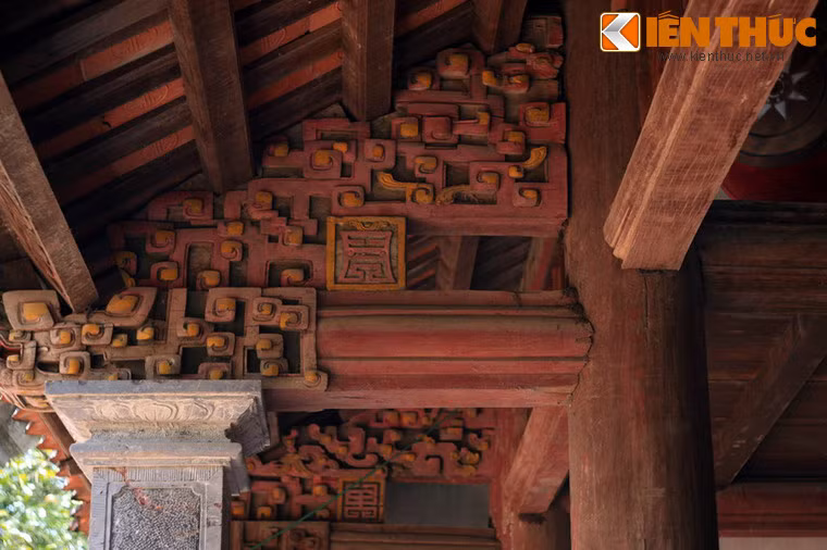 Chùa cũng được biết đến với những bộ vì kèo gỗ được chạm khắc rất tinh xảo với nhiều chủ đề khác nhau.