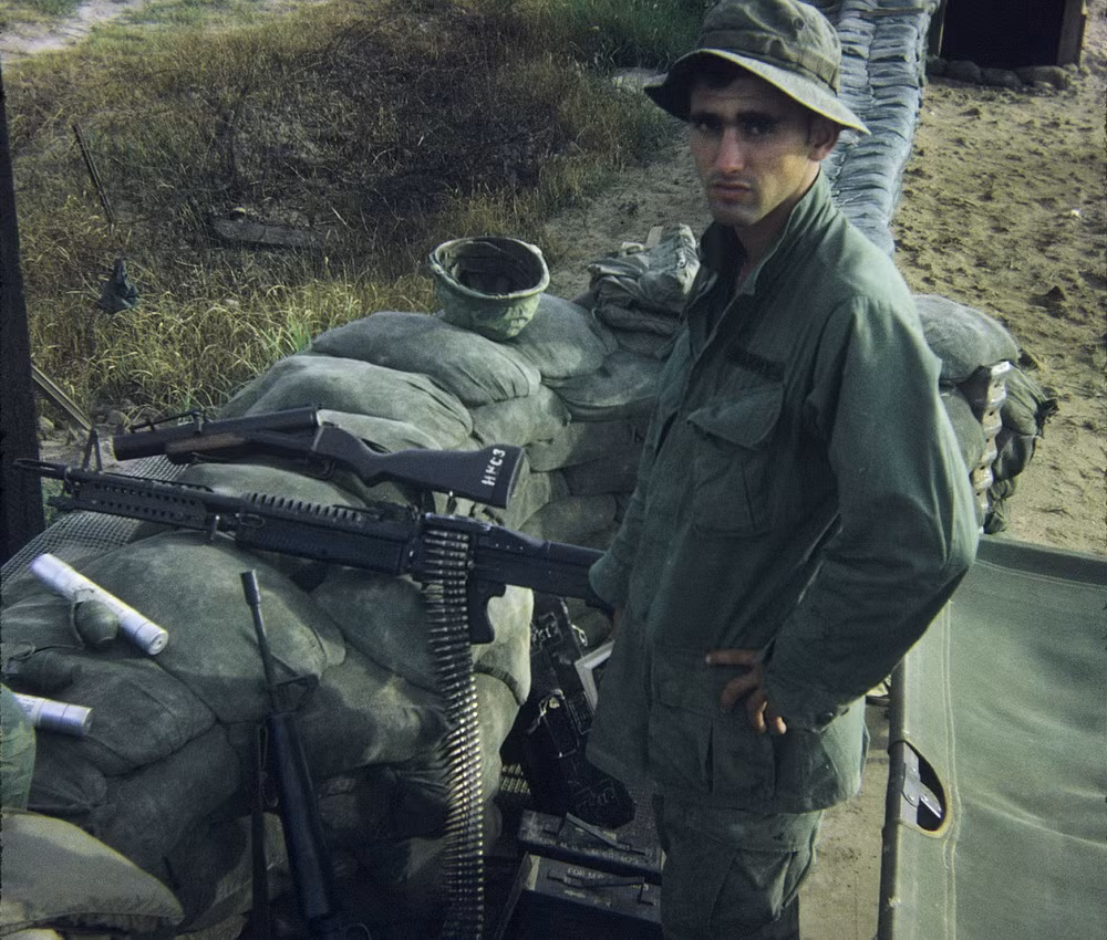 Một người lính Mỹ tại vị trí chiến đấu trên một công sự.