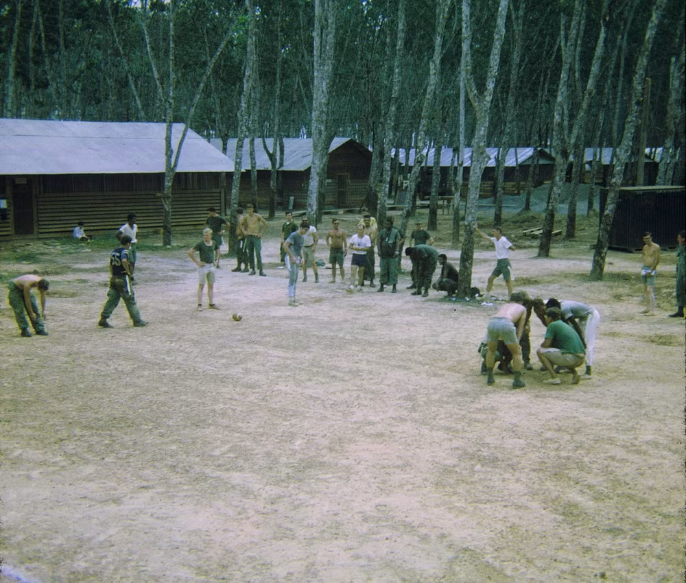 Sân bóng của khu căn cứ.