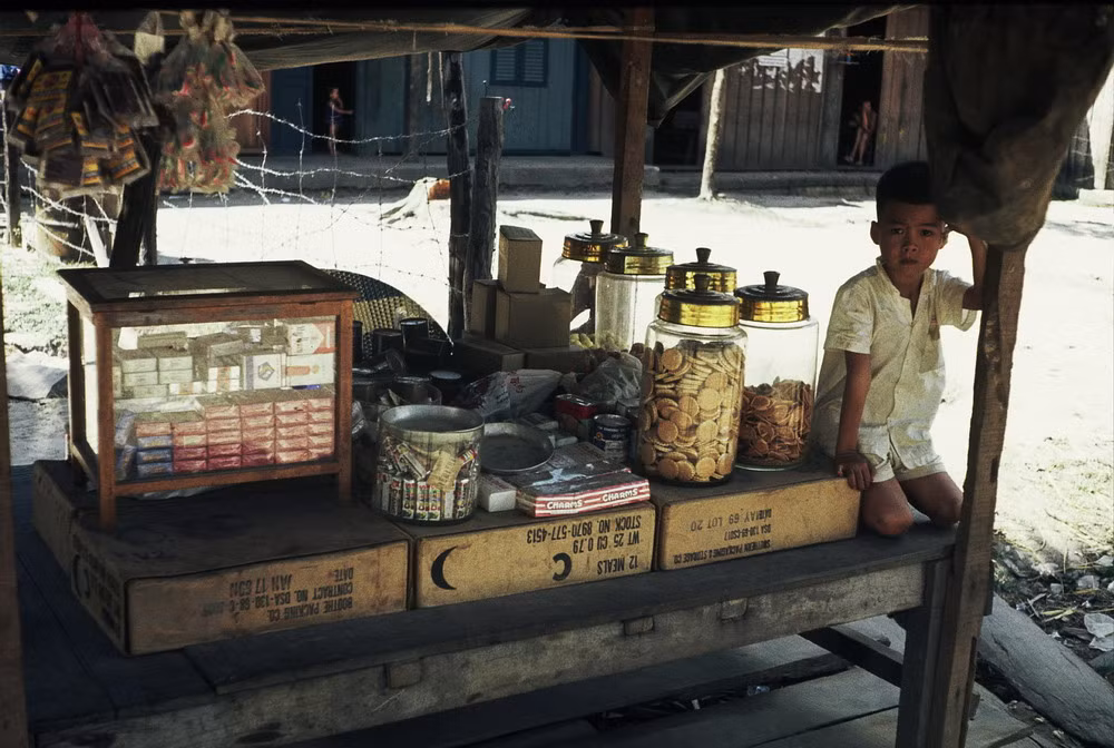 Tiệm tạp hóa ven đường.