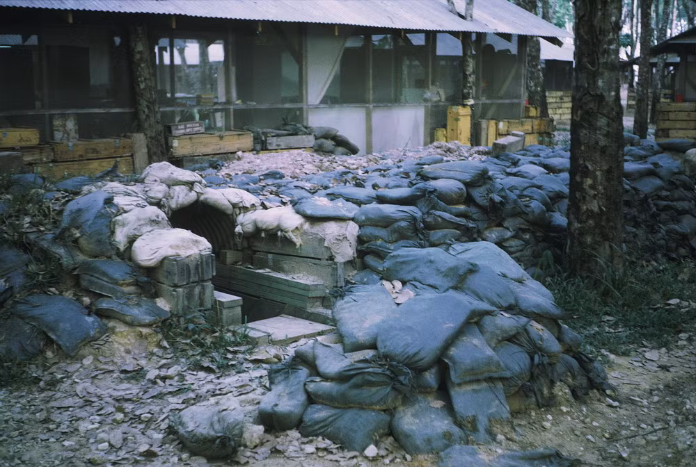 Cửa hầm dẫn xuống công sự.