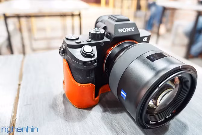 Ống kính được làm bằng kim loại, vòng điều chỉnh đa năng bằng cao su. Thiết kế có khả năng chống chịu thời tiết (weather-seal).