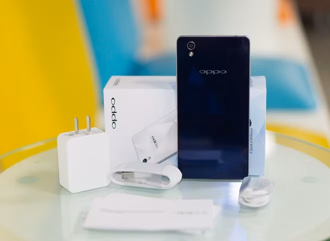 Phụ kiện đi kèm smarphone OPPO Mirror 5 gồm cục sạc, cáp, tai nghe và sách hướng dẫn.