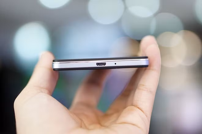 Tuy là model tầm trung, nhưng Mirror 5 vẫn được OPPO trang bị bộ khung kim loại chắc chắn và liền mạch.