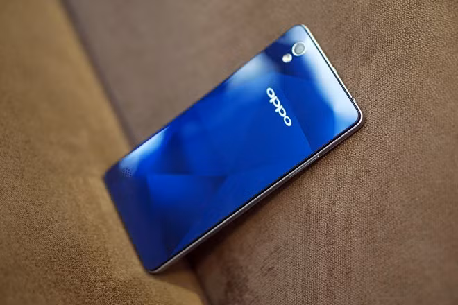 Phiên bản màu xanh thể hiện rõ hiệu ứng lấp lánh này. Khi có ánh sáng chiếu vào, Mirror 5 giống như một viên kim cương đa sắc cạnh.