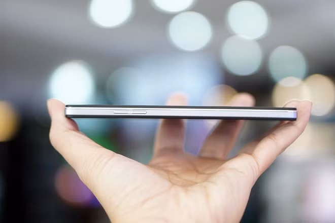 Máy khá mỏng với độ dày chỉ 7,7 mm. Các cạnh đều có phần gờ nổi nhẹ, tăng cảm giác giúp cầm máy chắc hơn.