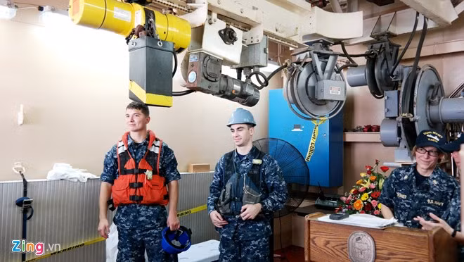 Các sĩ quan máy trên tàu.