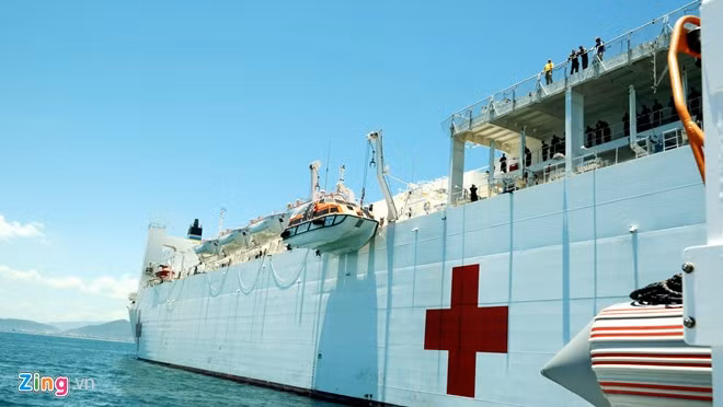 Đây là chiếc tàu bệnh viện thứ 19 trong lịch sử Hải quân Mỹ và chỉ còn 2 tàu đang hoạt động là T-AH-19 và T-AH-20. Tàu được trang bị hơn 10 xuồng cao tốc hiện đại phục vụ cho việc cứu trợ nhân đạo và hỗ trợ thiên tai trên biển.