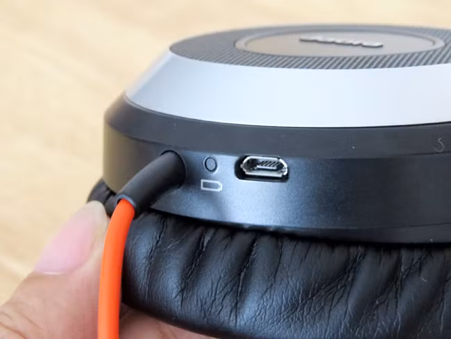 Trên tai nghe được tích hợp pin. Thực tế này tuy khiến cho Evolve 80 trở nên hơi nặng thế nhưng lại rất tiện lợi khi giúp cho tính năng ANC trên Evolve 80 có khả năng hoạt động độc lập ngay cả khi không cắm bộ điều khiển USB với thời gian trên lý thuyết lên đến 24 giờ. Pin có thể được sạc bằng cách cắm vào cổng USB của máy tính hoặc nguồn điện từ adaptor thông qua cổng sạc USB nhỏ bên phải