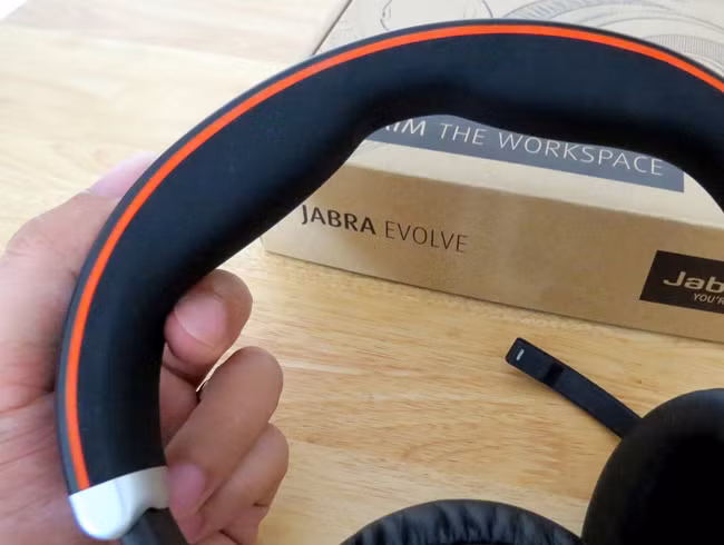 Khung liên kết hai tai nghe được bọc lớp cao su dày và mềm, giúp khi sử dụng không bị trượt hay lỏng lẻo so với nhiều loại sản phẩm khác.