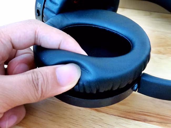 Chụp tai nghe lớn có thể ôm trọn một bên tai.