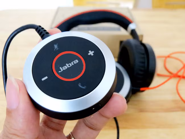 Cần micro được gắn rất gọn gàng vào tai nghe bên phải. Nếu không muốn người xung quanh làm phiền, người dùng có thể bấm vào nút tròn có biểu tượng “Jabra” để báo bận, khi đó tai nghe sẽ xuất hiện đèn màu đỏ: Sản phẩm được bán ra thị trường Việt Nam trong tháng 9 với giá hơn 6 triệu đồng.