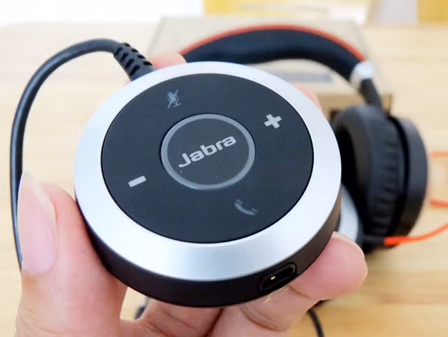 Đi kèm bộ tai nghe là một thiết bị điều khiển tích hợp khả năng tăng giảm âm lượng, nút trả lời/kết thúc cuộc gọi và một nút tắt âm.