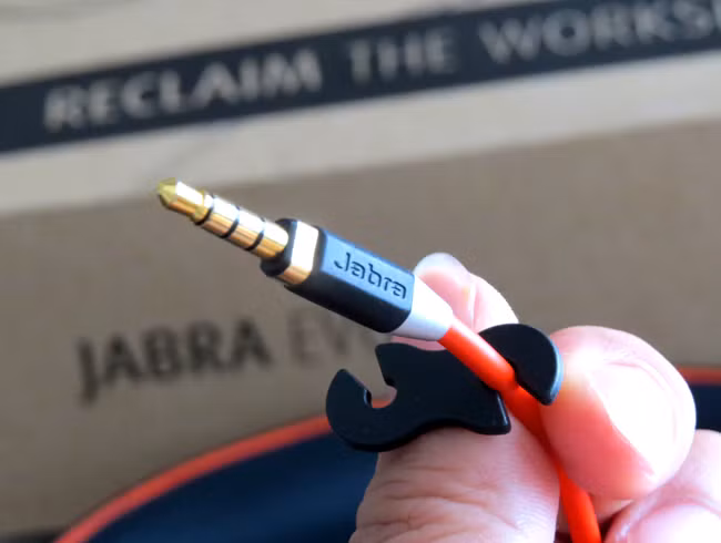 Khi có cuộc gọi đến trên smartphone hay muốn chuyển sang nghe nhạc, xem phim trên máy tính bảng, người dùng chỉ cần tháo rời jack âm thanh 3.5mm ra khỏi bộ kết nối này để kết nối với máy tính bảng hoặc điện thoại di động khi muốn nghe nhạc, xem phim..., cho phép sử dụng di động, mang theo tai nghe khi di chuyển.