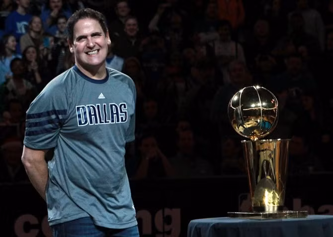  4. Mark Cuban - Box. Box, một công ty điện toán đám mây, được bắt đầu bởi một sinh viên đại học có tên Aaron Levie. Levie từng được tỷ phú Mark Cuban, một trong những người đầu tiên đã rót một khoản đầu tư 350.000 hạt giống cho công ty của ông. Tuy nhiên, Cuban đã không hoàn toàn đồng ý với mô hình kinh doanh của công ty công nghệ trẻ. Sau khi xảy ra một số bất đồng, Levie đã mua lại toàn bộ cổ phần Cuban nắm giữ để đẩy tỷ phú này ra. Rõ ràng dù không đồng ý với mô hình kinh doanh của Box, nhưng sự thành công của công ty này mà không có ông đã chứng tỏ nếu thuận theo, ông đã có thể đút túi không ít tiền.
