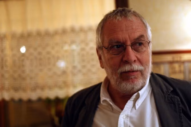  2. Nolan Bushnell – Apple. Nolan Bushnell, nhà sáng lập Atari, ông chủ đầu tiên của Steve Jobs. Tuy nhiên, vì một lý do nào đó mà ông đã khiến Steve Jobs nhanh chóng bỏ việc để xây dựng sự nghiệp kinh doanh cho chính mình bên cạnh người bạn Steve Wozniak. Jobs rõ ràng đã rất ấn tượng với cách Bushnell điều hành kinh doanh, và khi ông bắt đầu với Apple, Jobs đã đề nghị Bushnell một cơ hội để đầu tư 50.000 USD tiền vốn trong công ty của ông.Nếu Bushnell đồng ý đầu tư vào công ty nhân viên cũ của mình, ông đã được sở hữu 1/3 cổ phần của người khổng lồ công nghệ Apple ngày nay. Tính theo giá cổ phiếu Apple hiện hành, 1/3 cổ phần sẽ tương đương 480 tỷ USD? Đó quả là một cú bỏ lỡ quá “đau” với Nolan Bushnell.
