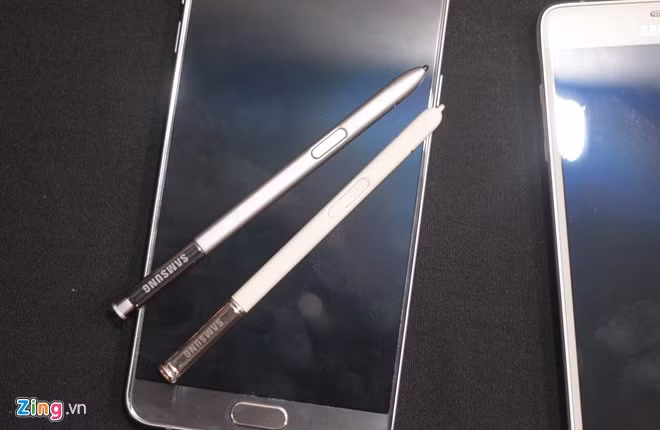 Bút S Pen trên Galaxy Note 4 có nhiều vân ngang giúp bám tay hơn. Bút trên Galaxy Note 5 phẳng, trông như được làm từ kim loại và đầu có thể bấm như bút bi.